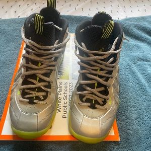 Nike silver gray boys foam posits